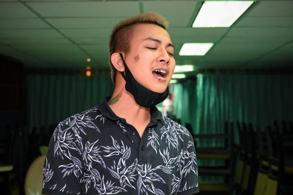 ách đây vài năm, con nuôi của Hoài Linh từng tái xuất với ngoại hình cực kỳ nổi loạn.