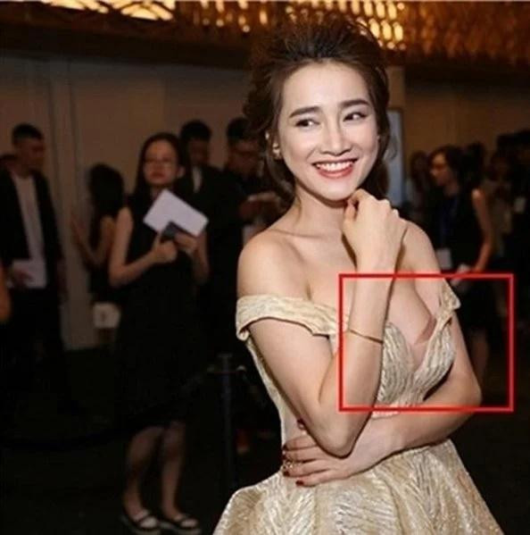 uy nhiên, cũng vì quá mê mẩn kiểu váy này mà có lần Nhã Phương cũng gặp sự cố lộ nội y kém duyên.