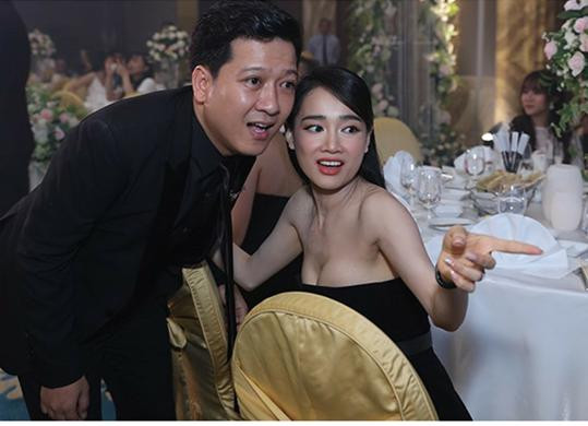 òng 1 như sắp bật khỏi váy cúp ngực của Nhã Phương.