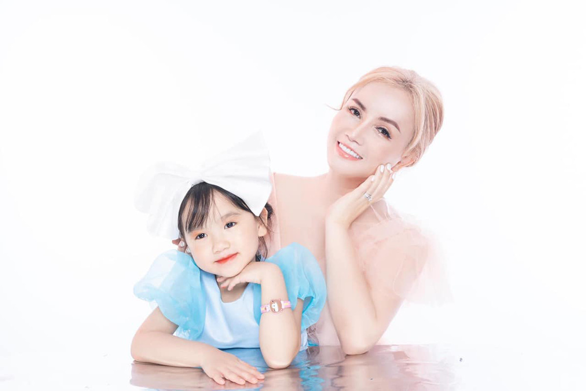 Diễn viên Hoàng Yến chụp ảnh kỷ niệm mừng sinh nhật cô con gái út.