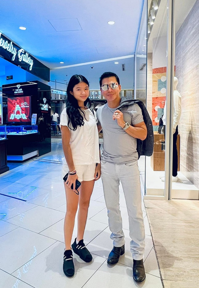 Trần Bảo Sơn đưa con gái dạo chơi New York trước khi bắt đầu năm học mới.