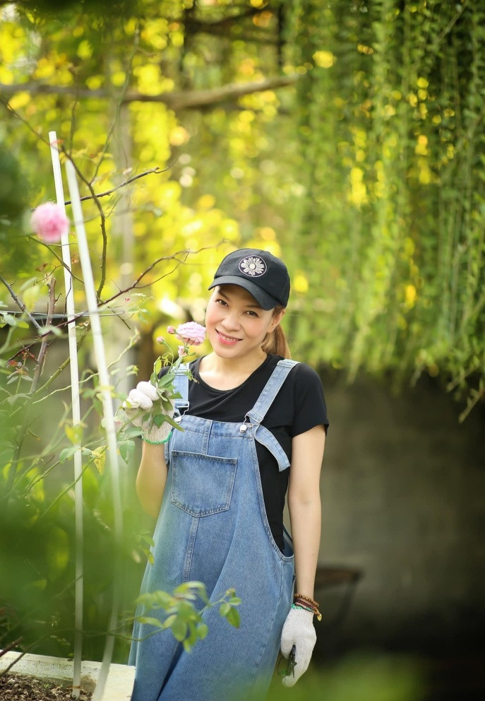 Sao Việt Mỹ Tâm giản dị vẫn xinh xắn khi chăm vườn, hái hoa.