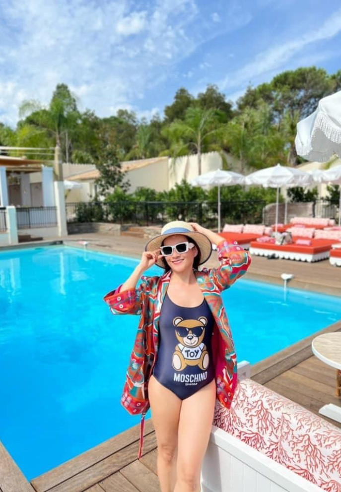 Doanh nhân Anh Thơ khoe dáng "gái 2 con" ở tuổi 45.