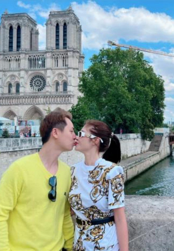 Vợ chồng Đăng Khôi bị trêu như "đôi tình nhân" dù cưới nhau đã lâu. 