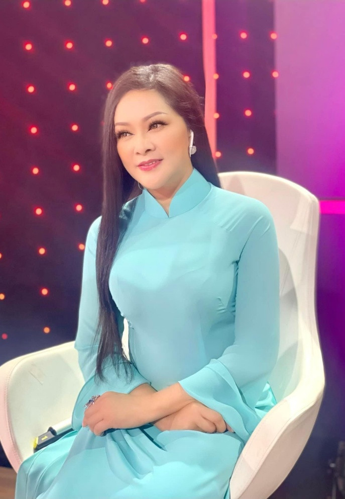 Như Quỳnh gợi nhớ hình ảnh thủa đôi mươi với tà áo dài nền nã.