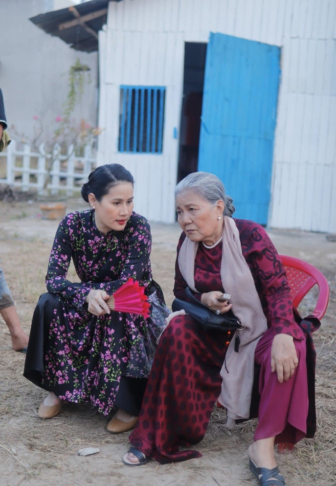 Thân Thúy Hà và NSƯT Lê Thiện tranh thủ tám chuyện khi có dịp quay phim chung.