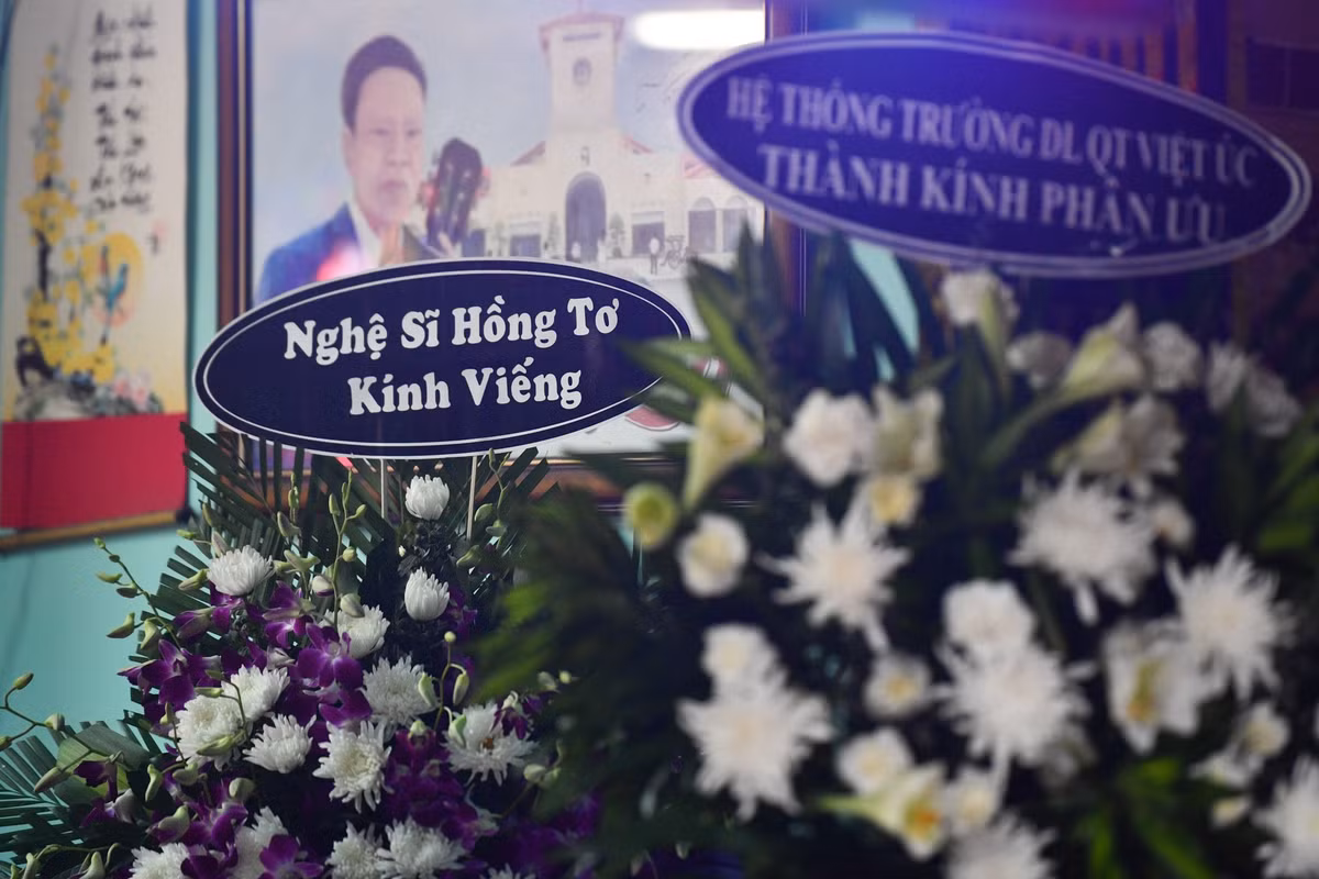 Lễ viếng nhạc sĩ Vinh sử diễn ra trong 4 ngày (10-14/9). Lễ di quan diễn ra sáng 15/9 và an táng tại nghĩa trang Hoa viên Bình Dương.