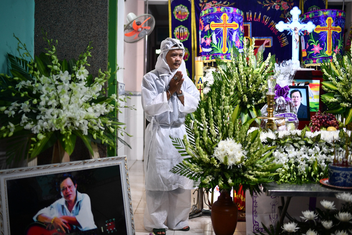 "Ông gần như không để ý gì. Chỉ biết đến âm nhạc. Nhiều lúc tôi nói với ông ấy: 'Sao mà phải sống khổ vậy trời'. Bởi ai mà không thông cảm được thì khó ở chung lâu dài", bà Ngọc Lệ nhớ lại.