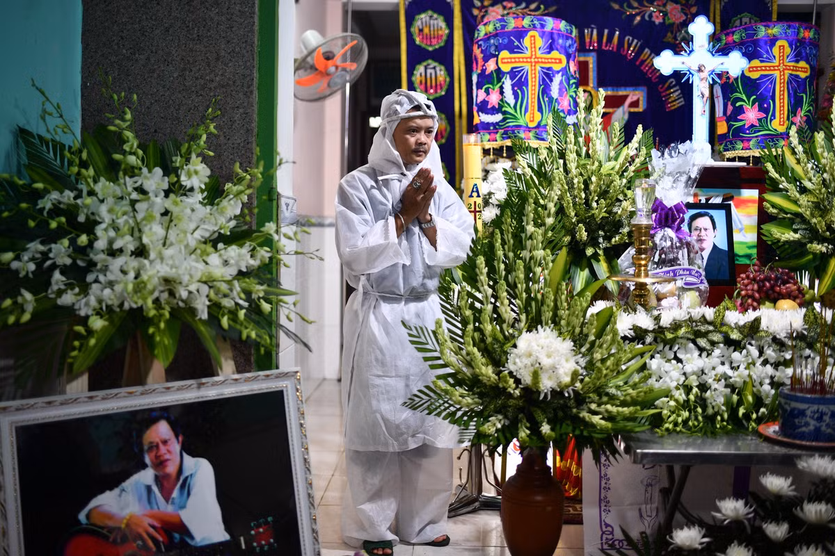 "Ông gần như không để ý gì. Chỉ biết đến âm nhạc. Nhiều lúc tôi nói với ông ấy: 'Sao mà phải sống khổ vậy trời'. Bởi ai mà không thông cảm được thì khó ở chung lâu dài", bà Ngọc Lệ nhớ lại.