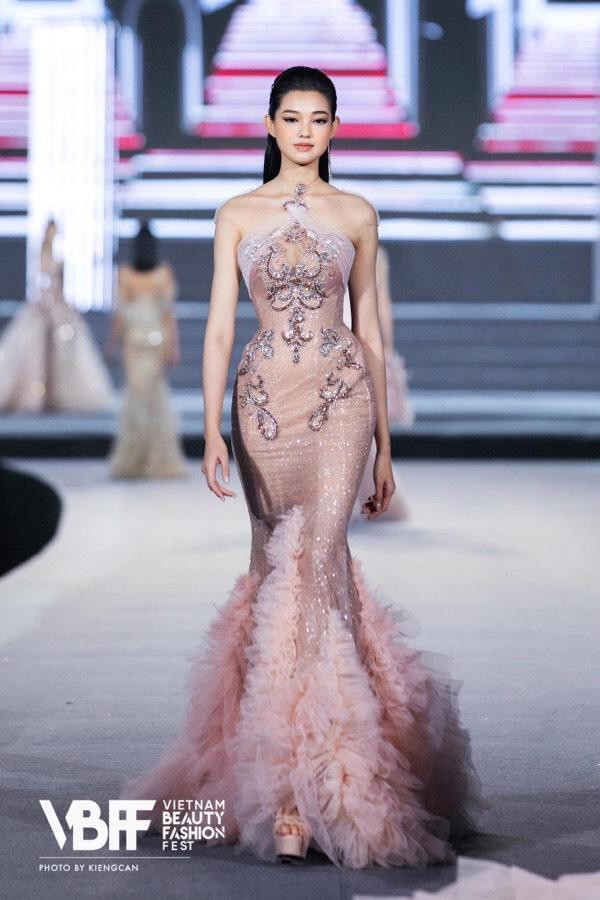 Sở hữu vẻ ngoài và chiều cao ấn tượng, Bé Quyên bén duyên với công việc mẫu ảnh từ khi lên đại học, đặc biệt có duyên với trang phục áo dài truyền thống. Qua mỗi bộ ảnh, cô trở nên tự tin hơn trước ống kính, không còn bỡ ngỡ khi dự thi hoa hậu.