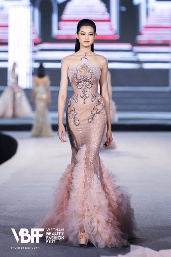 Sở hữu vẻ ngoài và chiều cao ấn tượng, Bé Quyên bén duyên với công việc mẫu ảnh từ khi lên đại học, đặc biệt có duyên với trang phục áo dài truyền thống. Qua mỗi bộ ảnh, cô trở nên tự tin hơn trước ống kính, không còn bỡ ngỡ khi dự thi hoa hậu.