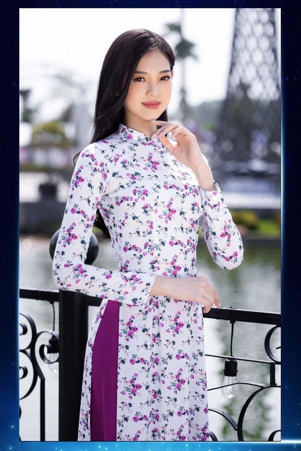 Tại vòng chung kết Miss World Vietnam 2022, Trần Thị Bé Quyên (SBD 068) gây ấn tượng bởi gương mặt đậm chất Á Đông trong trẻo, nhẹ nhàng và có thể biến hoá nhiều phong cách. Cô sinh năm 2001, đến từ Bến Tre; cao 1,75 m, số đo 3 vòng: 75-60-92 cm. 10x hiện là sinh viên ĐH Công nghiệp TP.HCM.