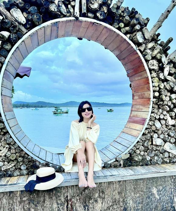 iện váy ngắn nhưng kiểu tạo dáng co chân rồi ngồi chiếu tướng vào ống kính của cô khiến khán giả "thót tim" vì sợ hớ hênh.