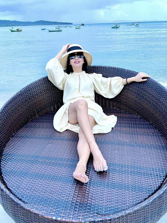 ình cũ Kiều Minh Tuấn liên tục thả dáng như vậy từ góc sống ảo này đến góc sống ảo khác.