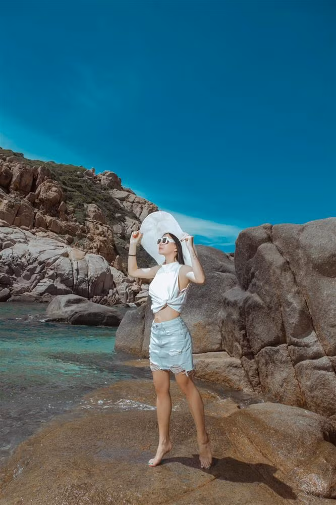 Cô tự tin khoe vòng eo thon gọn khiến nhiều người ao ước.