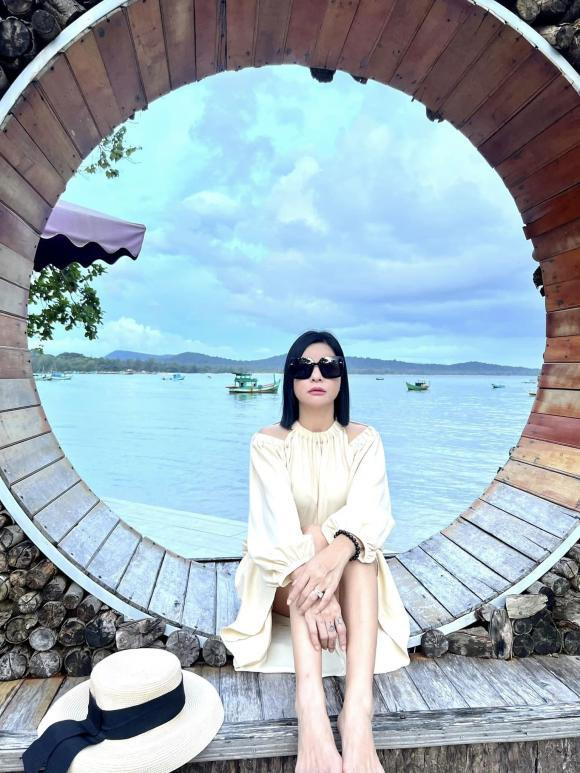 ô được khen ngày càng trẻ trung so với tuổi thực nhờ cách tút tát F5 diện mạo lẫn phong cách thời trang. Nữ nghệ sĩ diện chiếc đầm màu sữa khoét vai kết hợp mũ rộng vành hack tuổi. Tuy nhiên, cách thả dáng của Cát Phượng lại gây nên nhiều tranh cãi.