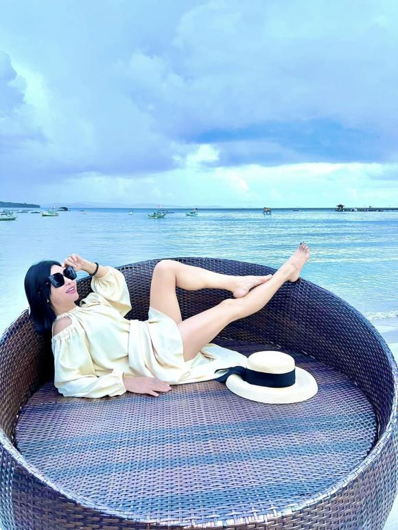 hi tạo dáng gác chân lên ghế, chiếc đầm thậm chí còn co ngắn lại khiến người xem một phen nữa "toát mồ hôi hột".