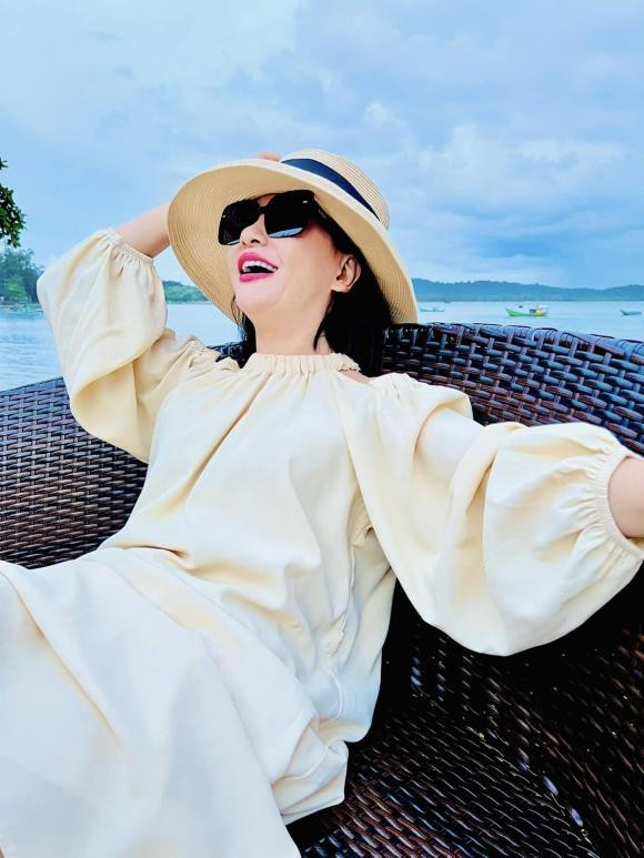 ậu chia tay Kiều Minh Tuấn, Cát Phượng tích cực cập nhật trên trang cá nhân. Mới đây, nữ diễn viên đã chia sẻ loạt ảnh trong chuyến du lịch Phú Quốc.