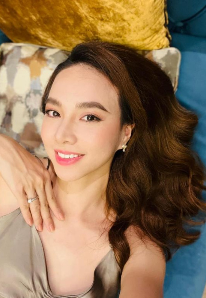 Đinh Ngọc Diệp tranh thủ selfie trong lúc đợi chồng đi làm về.