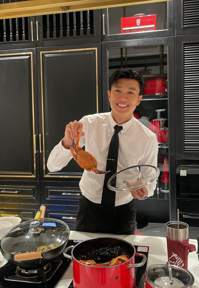 Quốc Trường ăn diện lịch lãm vẫn tranh thủ vào bếp.