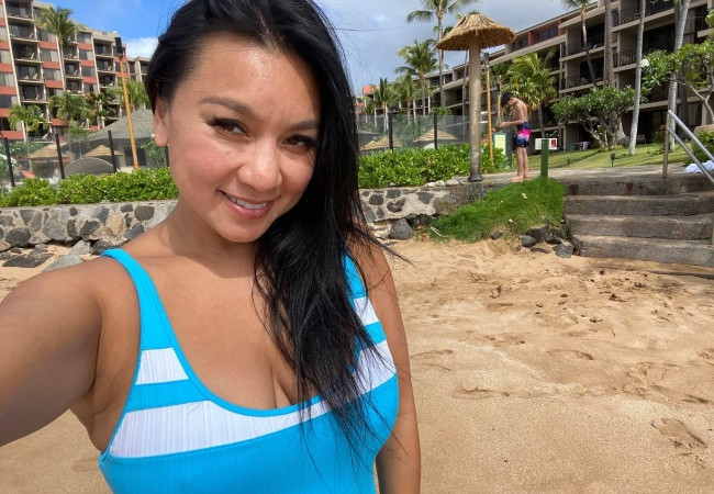 Sao Việt ngày 24/8: Cựu ca sĩ/ diễn viên Y Phụng có chuyến du lịch biển cùng gia đình. Nữ diễn viên diện áo tắm, tự tin để mặt mộc và khoe thân hình đẫy đà nhận nhiều lời khen của bạn bè.