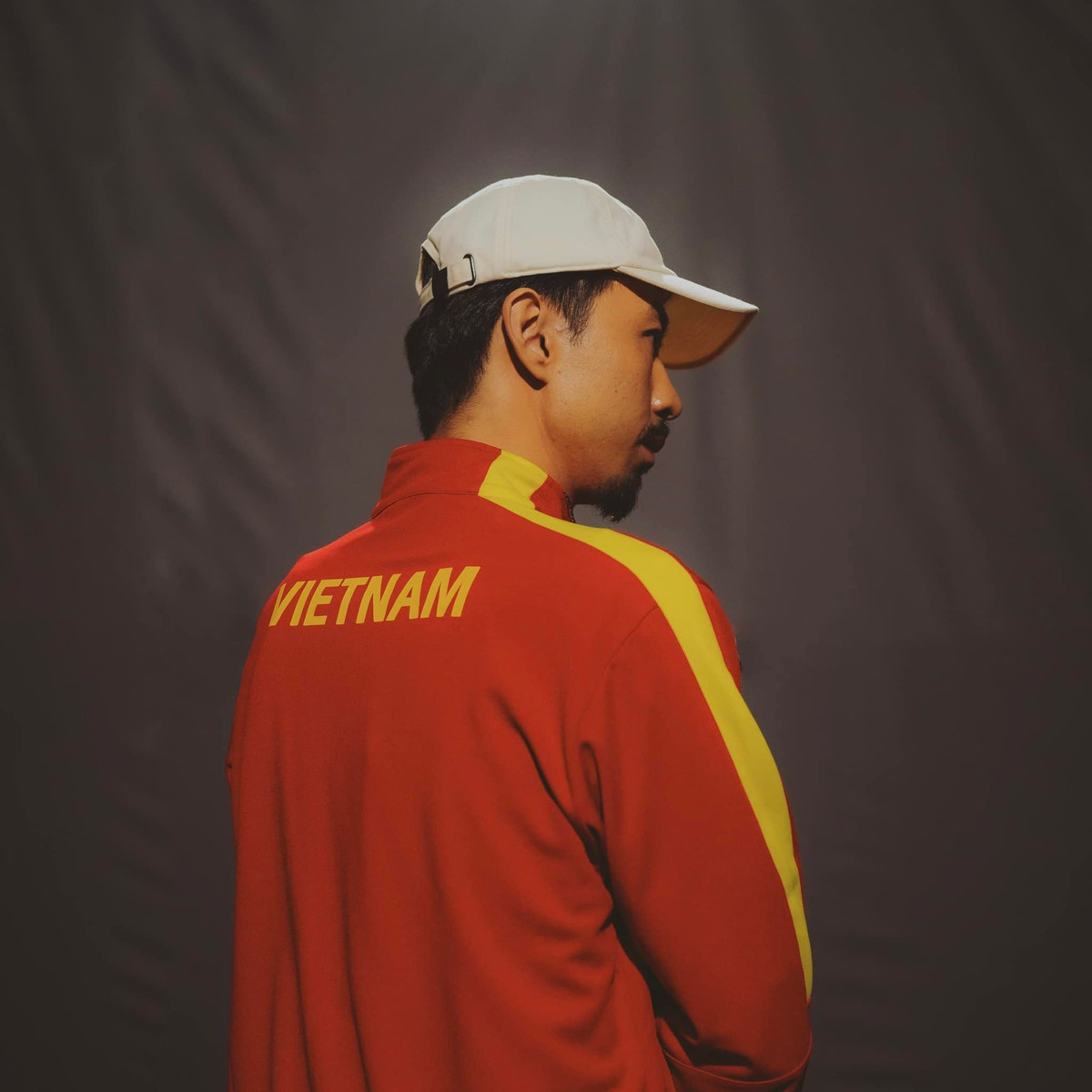 Đen Vâu đi chơi bóng.