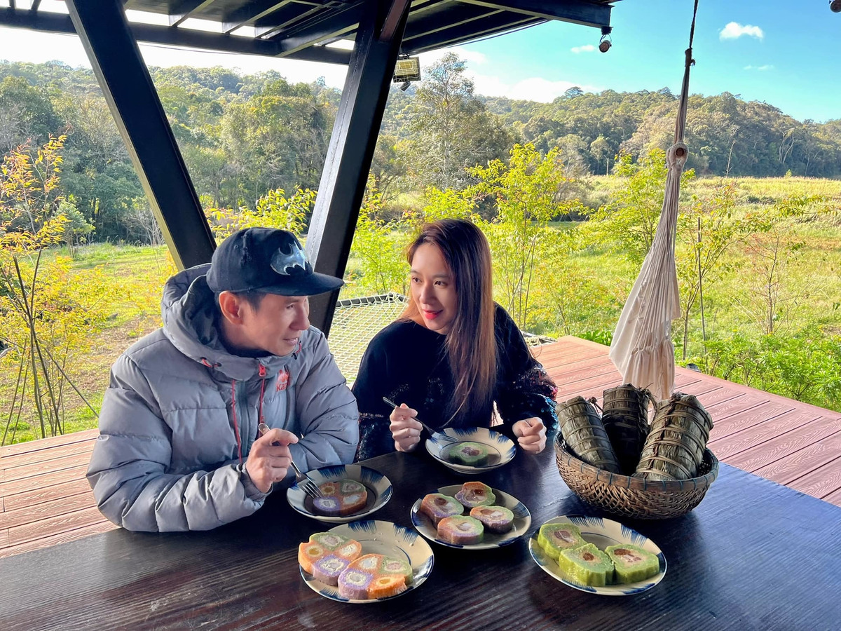 Vợ chồng Lý Hải - Minh Hà dùng bữa ở trang trại nghìn mét vuông.