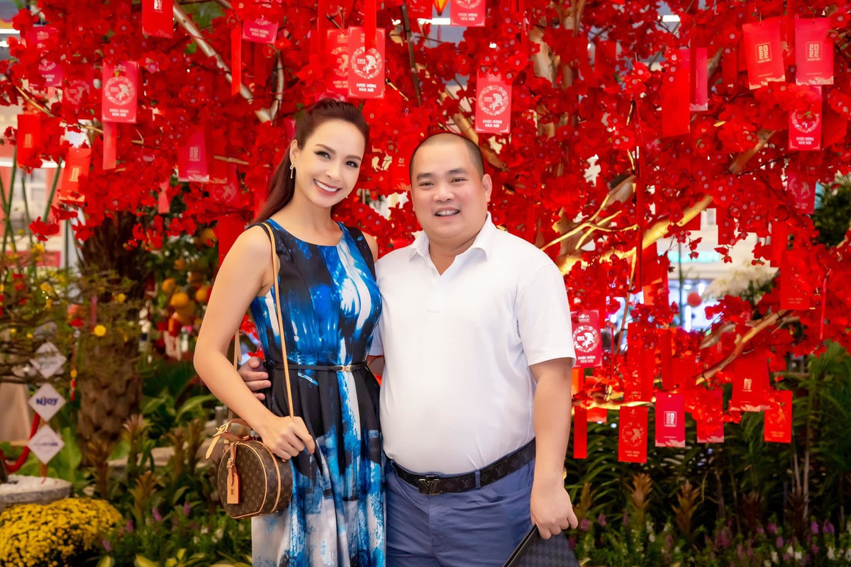 Cựu mẫu Thúy Hạnh và nhạc sĩ Minh Khang hạnh phúc bền chặt.