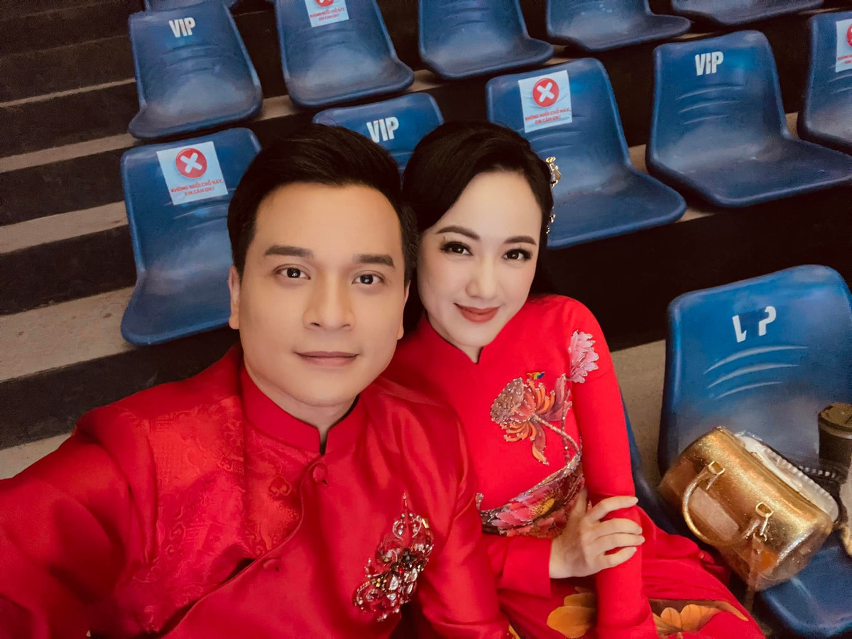 Cả hai diện áo dài đỏ rực quay chương trình Tết.