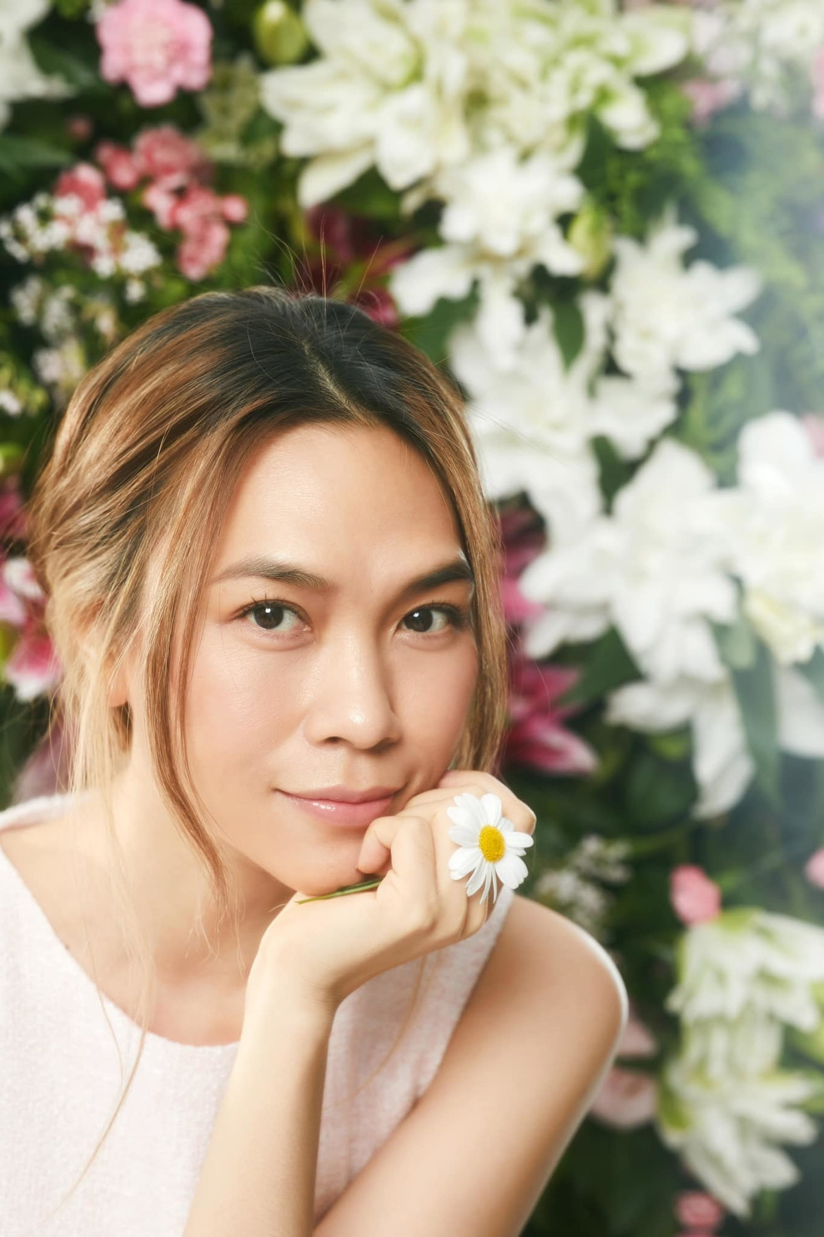 Sao Việt Mỹ Tâm xinh tươi bên hoa.