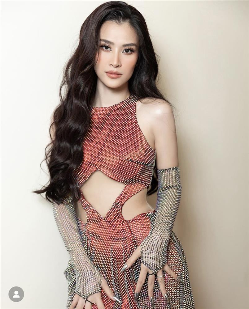 Mặc trên người bộ đồ xuyên thấu nhưng Đông Nhi và ekip đã cho thấy sự tinh tế khi xử lý trang phục. Chiếc váy được cẩn thận may thêm 1 lớp vải đỏ bên trong để người mặc có thể tự tin trưng diện mà không lo lộ hàng, ngay cả khi đứng trước "hung thần" đèn flash.