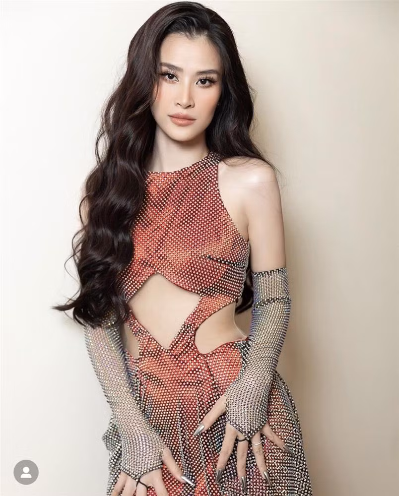 Mặc trên người bộ đồ xuyên thấu nhưng Đông Nhi và ekip đã cho thấy sự tinh tế khi xử lý trang phục. Chiếc váy được cẩn thận may thêm 1 lớp vải đỏ bên trong để người mặc có thể tự tin trưng diện mà không lo lộ hàng, ngay cả khi đứng trước "hung thần" đèn flash.