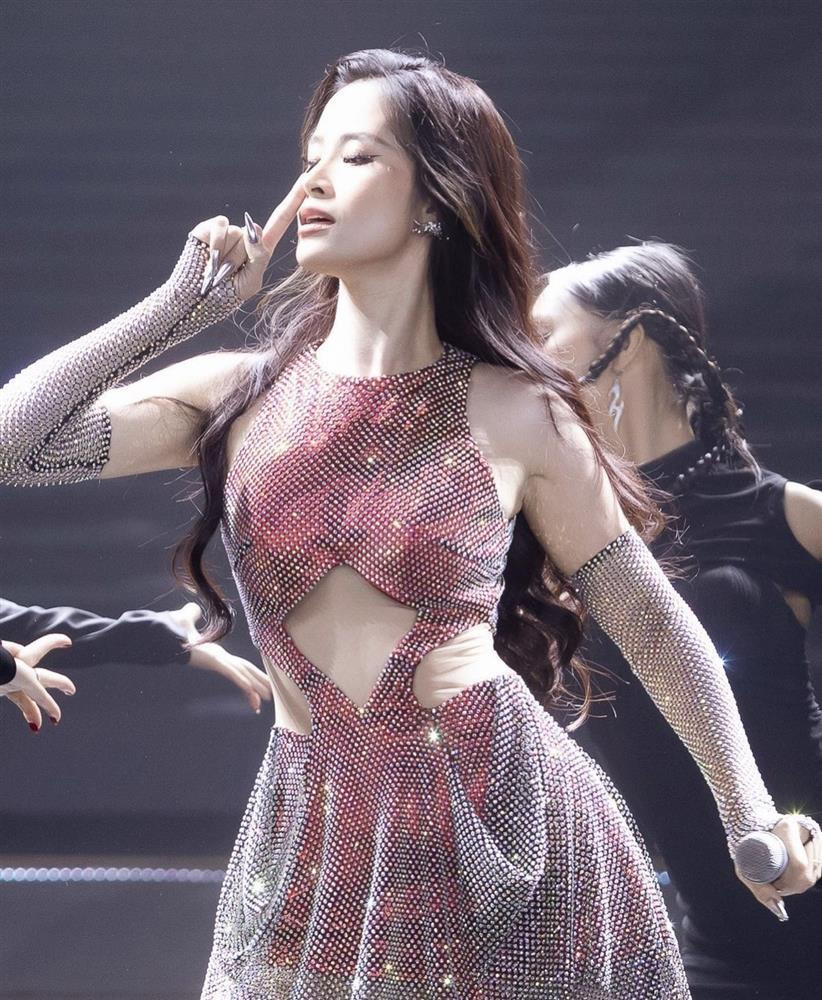 hiếc váy chất liệu xuyên thấu nhưng vẫn đủ kín đáo, "che được chỗ cần che".