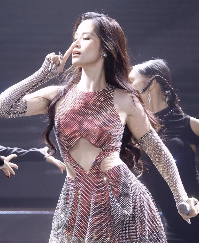 Chiếc váy chất liệu xuyên thấu nhưng vẫn đủ kín đáo, "che được chỗ cần che".