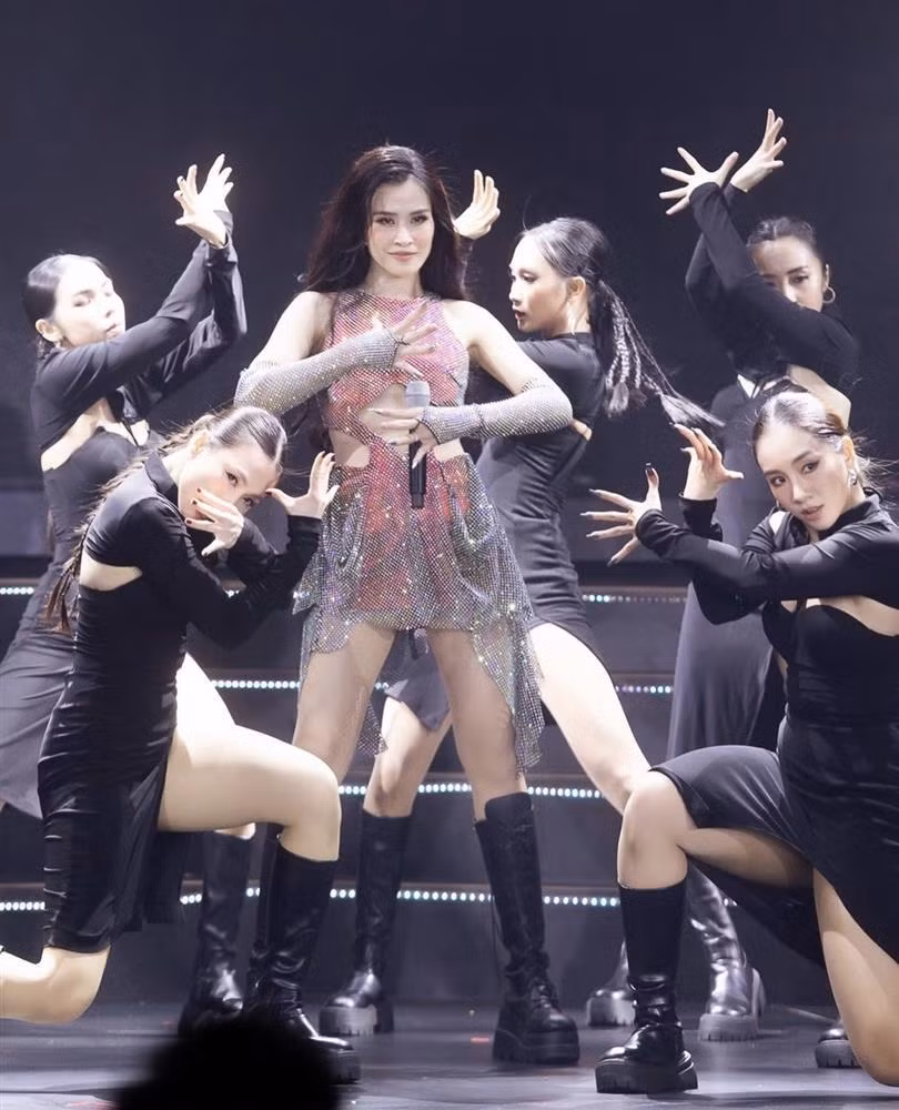 Ca sĩ Đông Nhi thoải mái thực hiện vũ đạo trong bộ váy cut-out khoe triệt để đường cong.