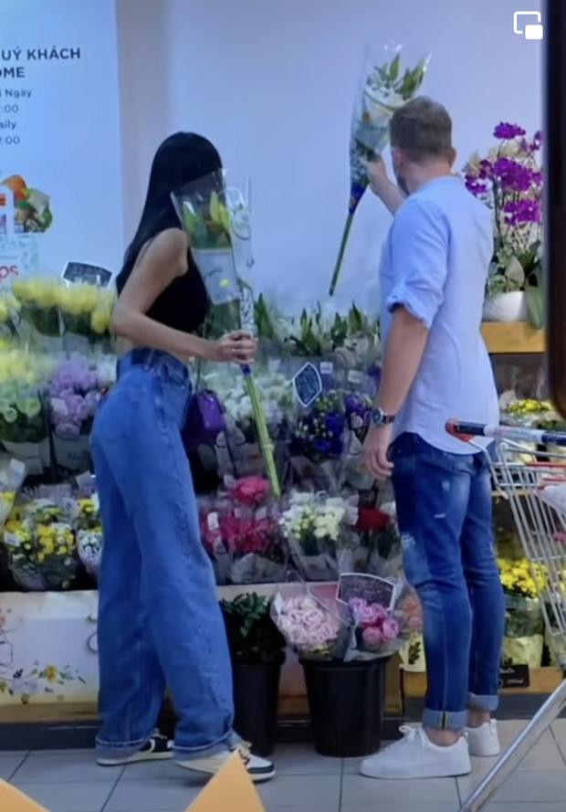 hiều người soi ngay vòng 2 của nàng mẫu thì thấy cũng chẳng thon gọn gì cho cam.