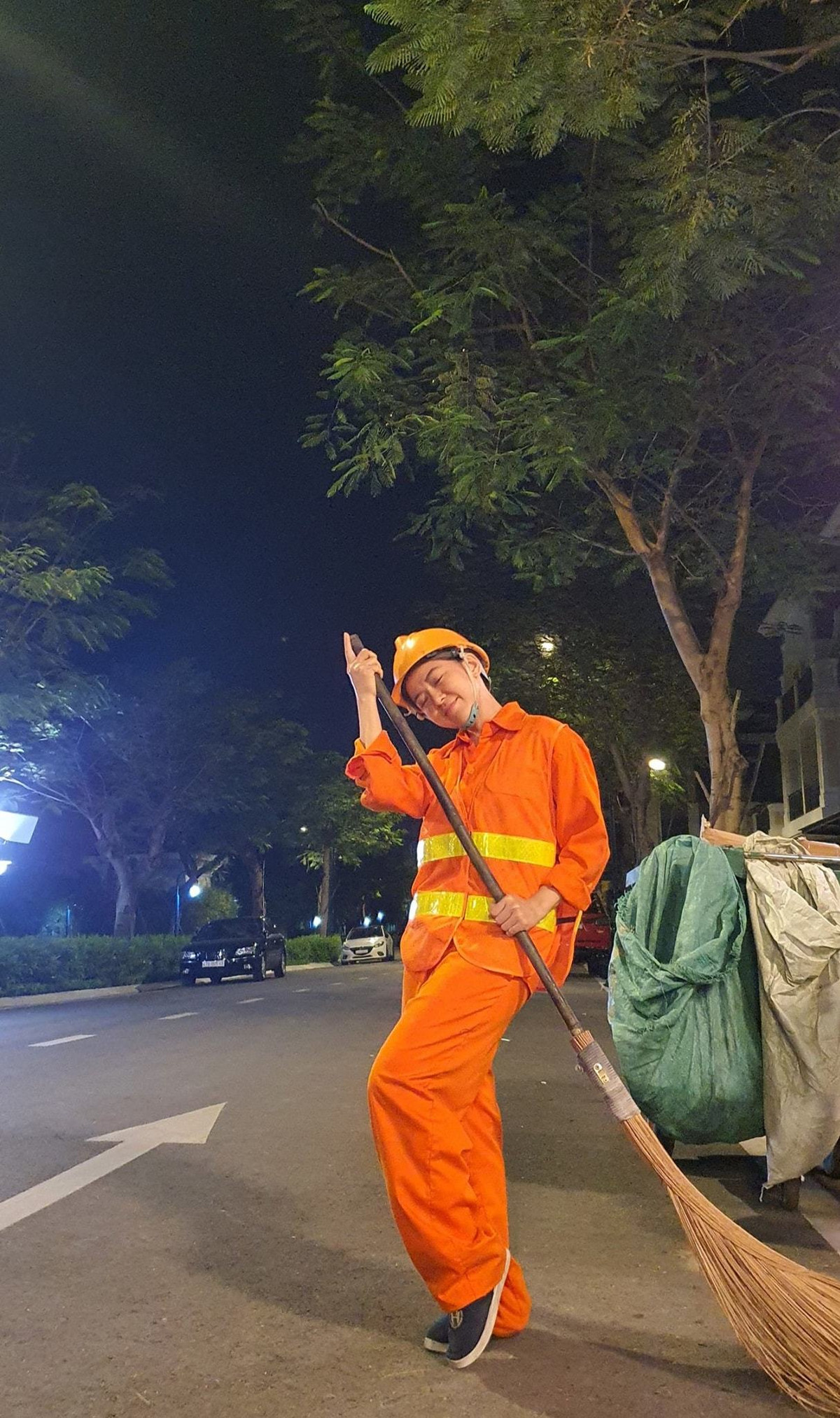Diễn viên Hồng Trang trong tạo hình công nhân dọn vệ sinh.