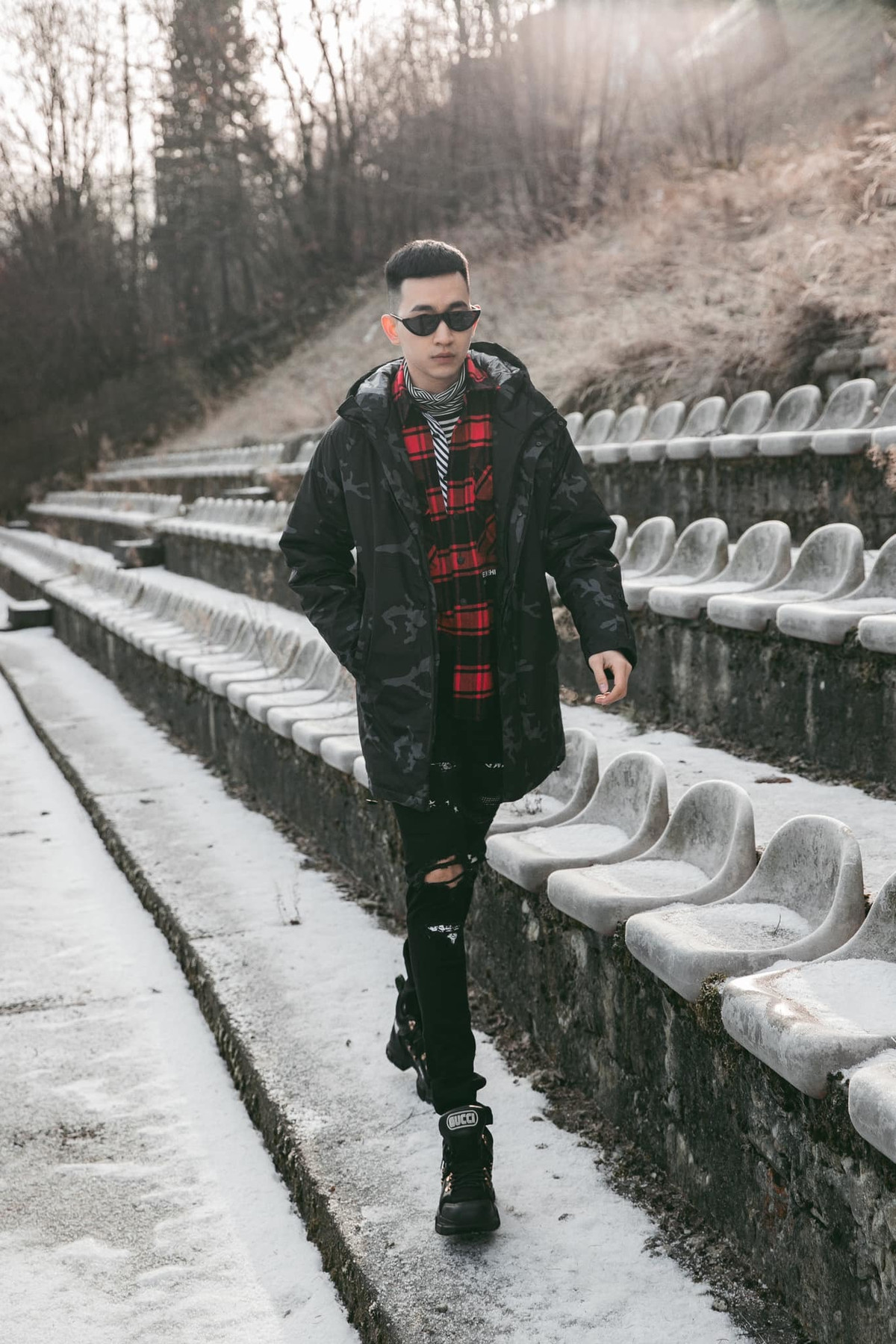 Người mẫu Võ Cảnh chụp ảnh trong tuyết.