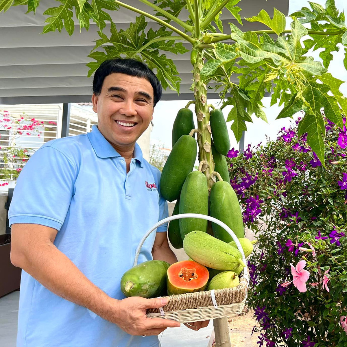 Sao Việt hôm nay 13/1: Chị Thảo tiết lộ: "Dù bận mấy, mình vẫn tranh thủ chăm sóc vườn và ngắm hoa lá". Quyền Linh bình luận: "Em gái giỏi quá, cho anh xin mấy trái đu đủ nha".