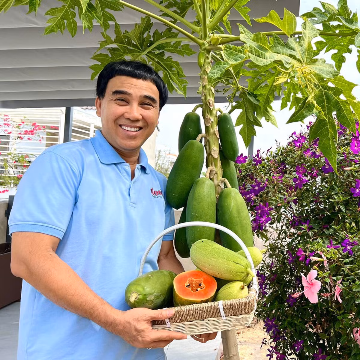 Sao Việt hôm nay 13/1: Chị Thảo tiết lộ: "Dù bận mấy, mình vẫn tranh thủ chăm sóc vườn và ngắm hoa lá". Quyền Linh bình luận: "Em gái giỏi quá, cho anh xin mấy trái đu đủ nha".