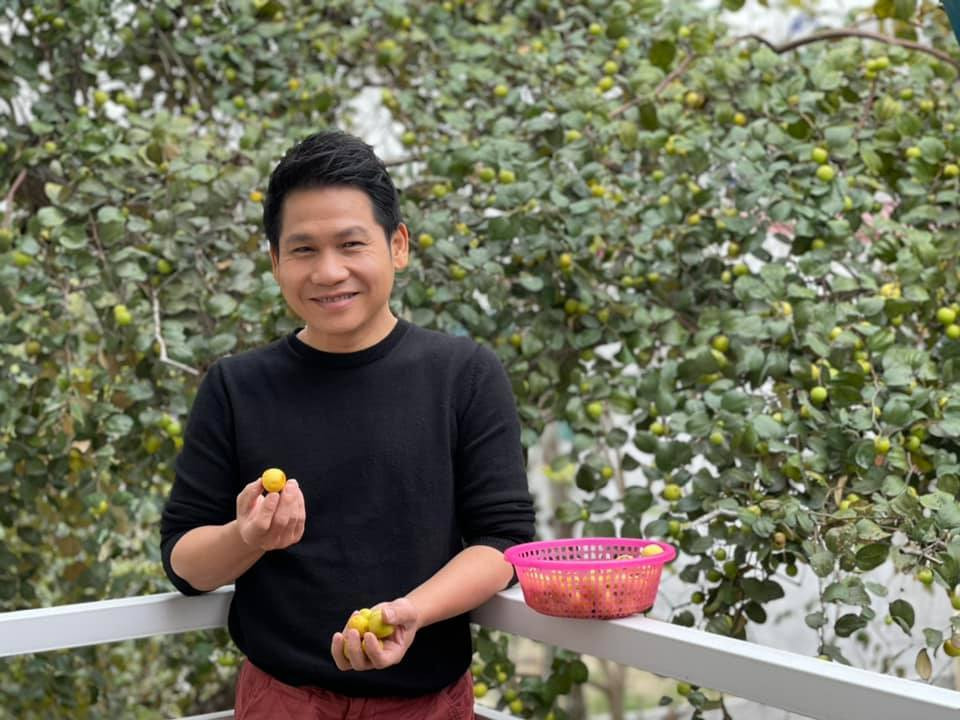 Trọng Tấn khoe táo quê vườn nhà.