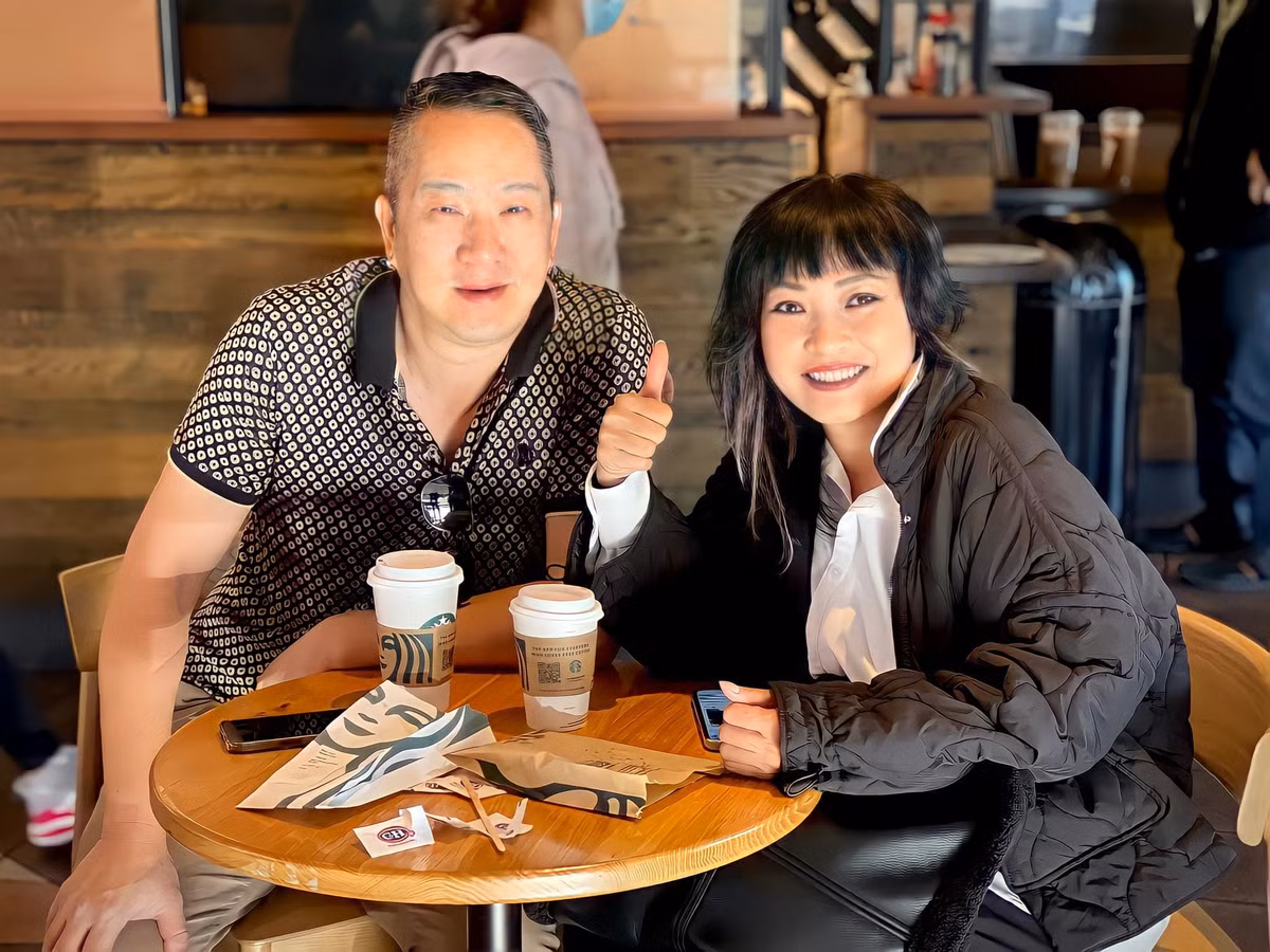 Ngoại hình Phương Thanh khác lạ, thân thiết bên ca sĩ Huy MC nổi danh một thời.