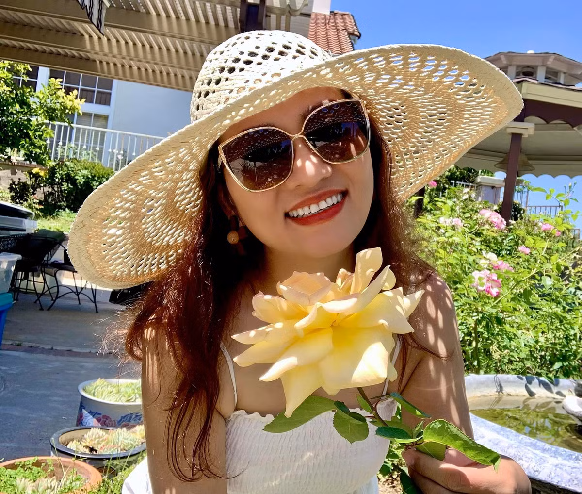 Thanh Ngọc 'Đồng tiền xương máu' rạng rỡ bên hoa.