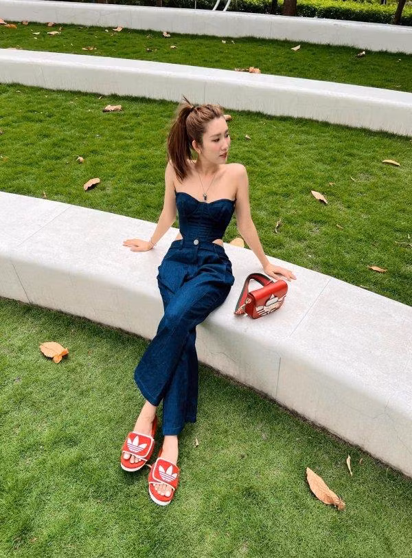 Đặc biệt, qua những góc máy từ trên xuống, ngoại hình thanh mảnh, cò hương càng lộ rõ. Vòng eo nhỏ đến độ thiếu cân đối của nữ diễn viên sinh năm 1991 khiến fan hoang mang.