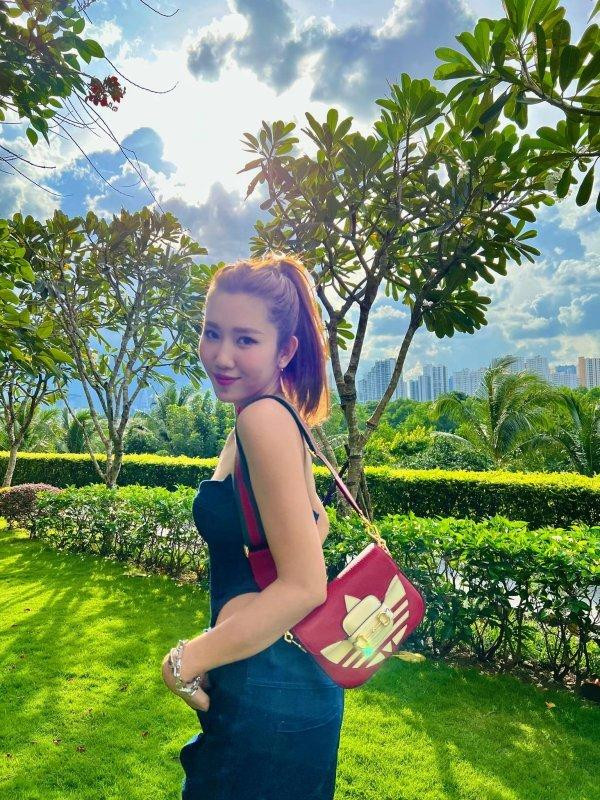 Mới đây, Thúy Ngân đăng tải loạt khoảnh khắc khoe phong cách street style vô cùng sành điệu. Trong khung ảnh, người đẹp diện set đồ denim năng động. Thiết kế cắt xẻ giúp mỹ nhân Tiền Giang phô diễn bờ vai trần nuột nà và vòng eo con kiến. Dù giữ được gương mặt xinh đẹp, song nữ diễn viên Cây Táo Nở Hoa lại khiến dân tình lo lắng với hình thể gầy bất ngờ.