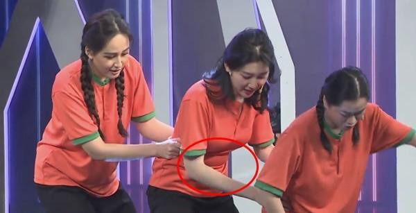 Sự mảnh mai của Thúy Ngân gây bất ngờ bởi trước đó, người đẹp sinh năm 1991 liên tiếp thu hút sự chú ý vì vóc dáng đẫy đà, thậm chí lộ "bé mỡ" trên sóng truyền hình.