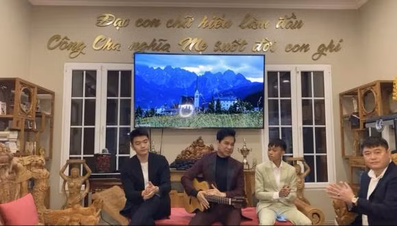 Ho Van Cuong dien vest banh bao hat cung Ngoc Son-Hinh-3