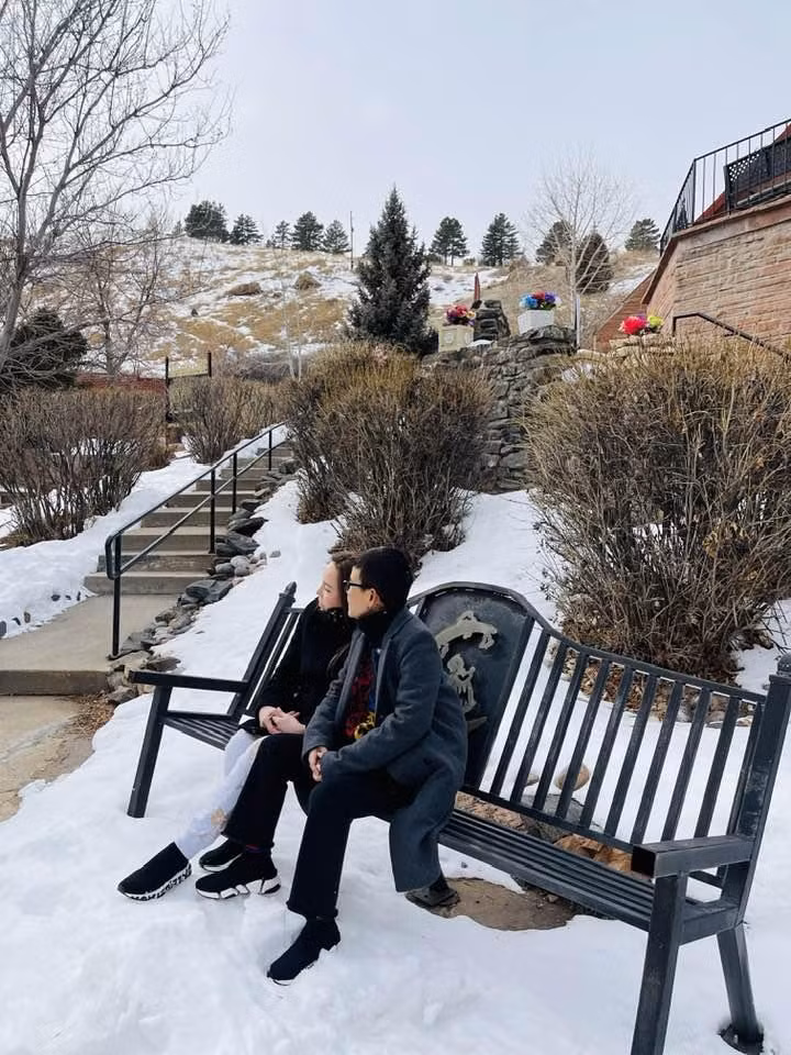 Trước đó, cặp đôi cũng chia sẻ những khoảnh khắc tình tứ check-in ở xứ sở cờ hoa như thông báo về sự chuẩn bị của hôn lễ.