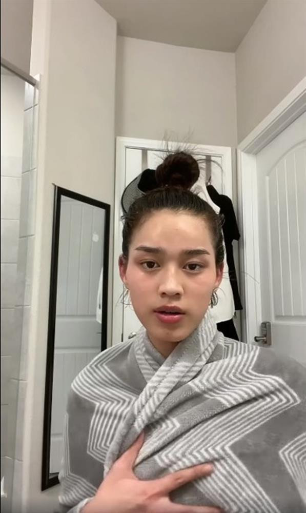 Có thể thấy nhan sắc Đỗ Thị Hà ít nhiều bị ảnh hưởng dù nàng hậu luôn giữ cho mình một nhịp điệu rất tích cực trong suốt quá trình điều trị. Ngay khi nhận được kết quả test PCR dương tính, chân dài Thanh Hóa đã ngay tức tốc thực hiện các biện pháp chữa bệnh như xông hơi với các loại thảo mộc có tinh dầu nóng để lọc rửa mũi, cuống họng và phổi. Người đẹp để mặt mộc thực hiện quay clip. Trông cô hốc hác và bơ phờ với phần mắt thâm sạm vì bệnh. Bù lại người đẹp vẫn ghi điểm nhờ làn da mềm mượt và mịn màng.