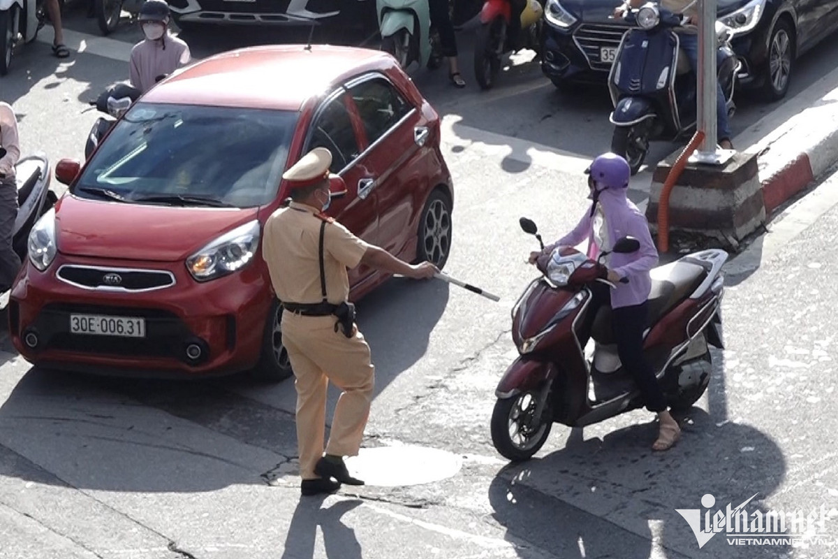 Tram xe may di nguoc chieu o Ha Noi, cong an khong can noi-Hinh-3